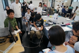 ２班・光で空中に絵を描こう